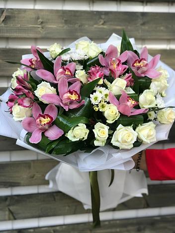 Букет цветов из: Розы и Хризантемы в Уренгое