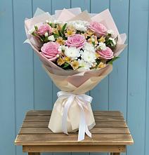 Букет цветов из:  Гвоздики, Орхидеи и Розы в Уренгое