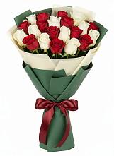 Букет Микс из красных и белых роз в Уренгое