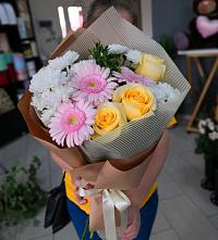 Букет цветов из:  Герберы, Розы и Хризантемы в Уренгое