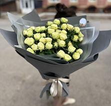 Букет Белые кустовые розы Солинеро в Уренгое