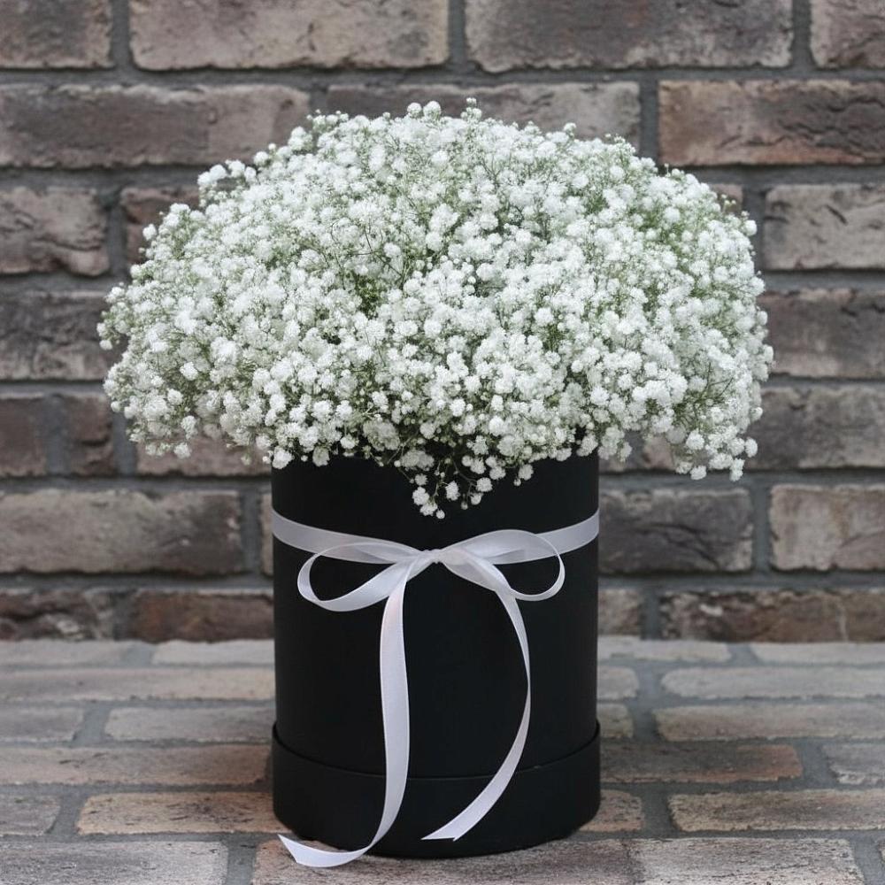 Цветочная композиция из Гипсофила в шляпной коробке в Уренгое