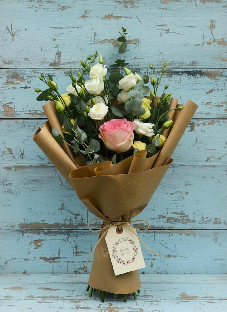 Букет цветов из: Розы и Лизиантусы в Уренгое