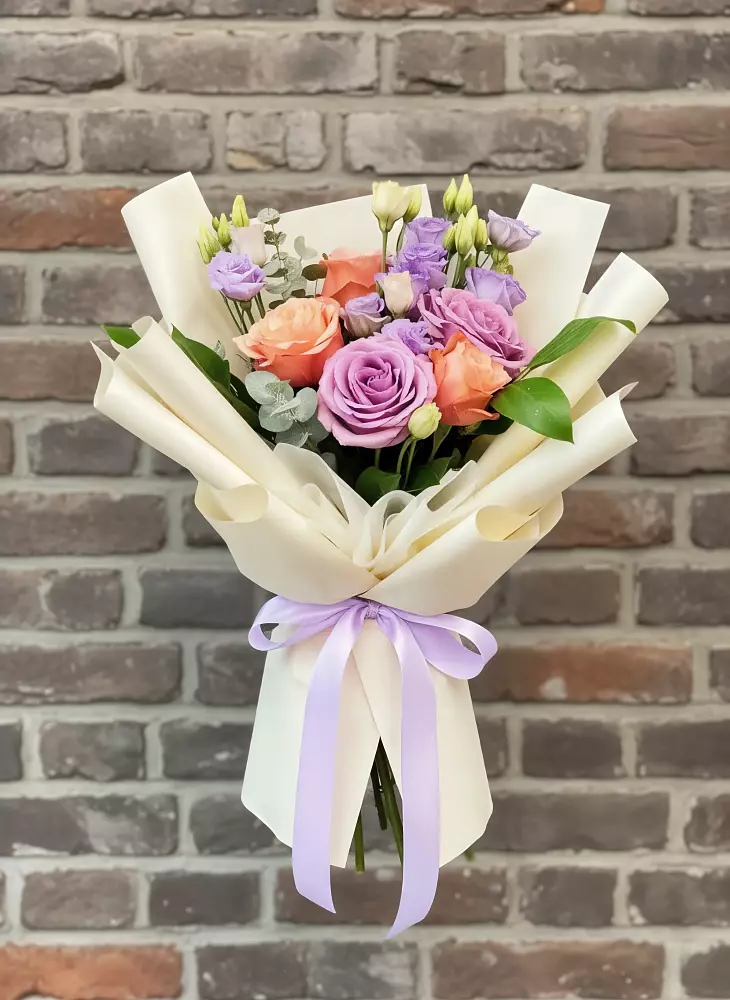 Букет цветов из: Лизиантусы и Розы в Уренгое