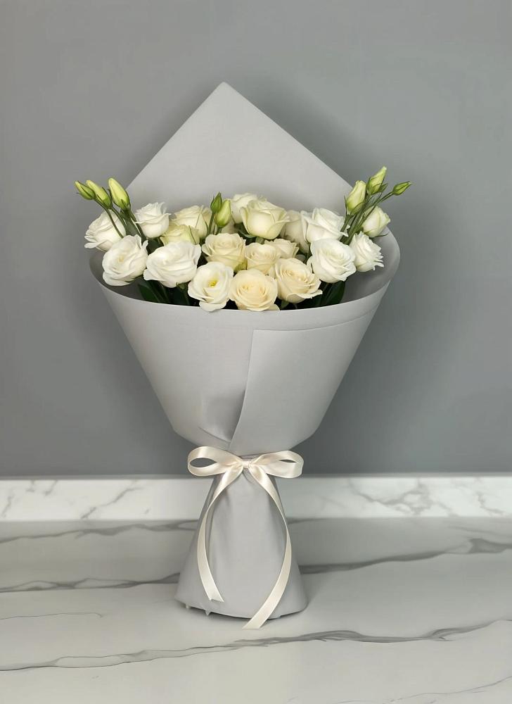 Букет цветов из: Розы и Лизиантусы в Уренгое