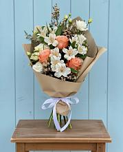 Букет цветов из:  Альстромерии, Лизиантусы, Розы и Хризантемы в Уренгое