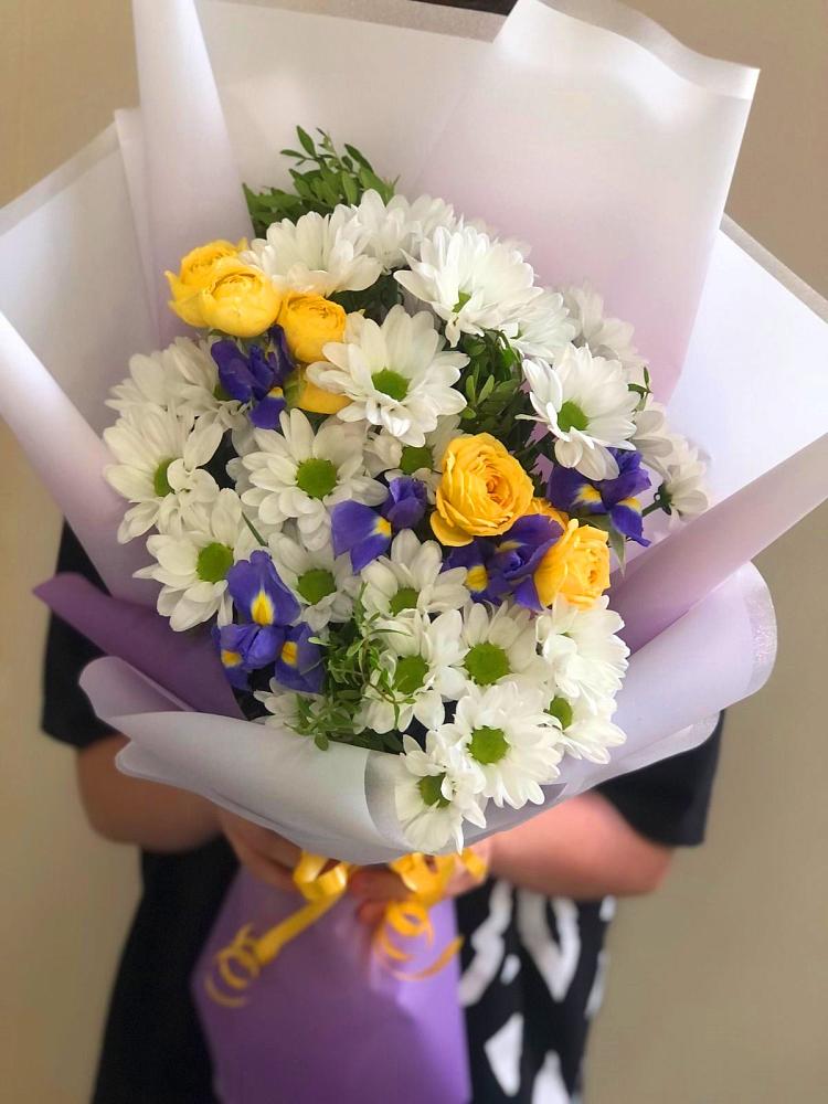 Букет цветов из: Ирисы, Хризантемы и Розы в Уренгое