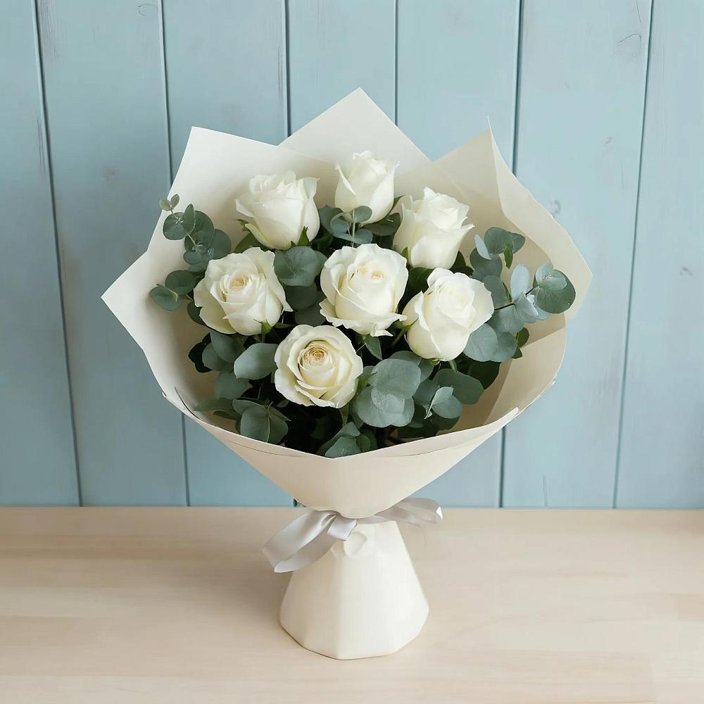 Букет Белые розы в Эвкалипте в Уренгое