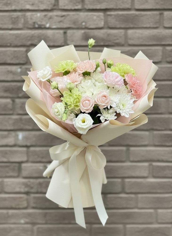 Букет цветов из: Гвоздики, Розы, Лизиантусы и Хризантемы в Уренгое