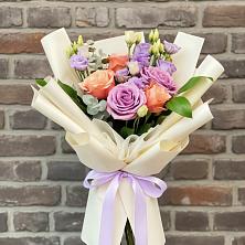 Букет цветов из:  Лизиантусы и Розы в Уренгое