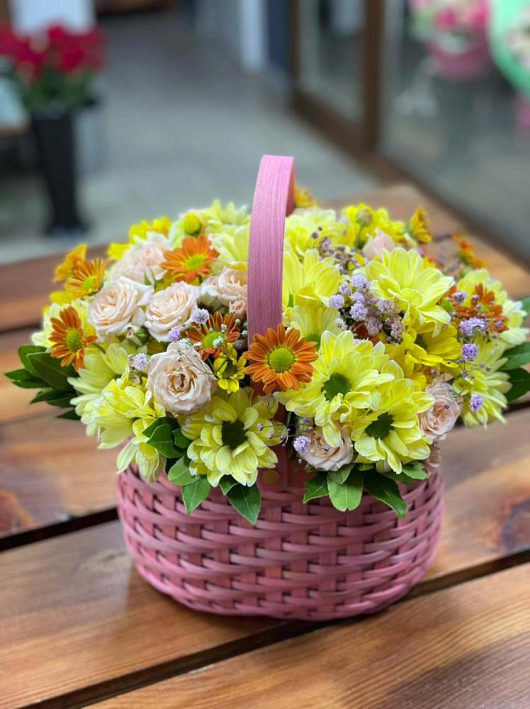 Цветочная композиция из Хризантемы и Розы в корзине в Уренгое
