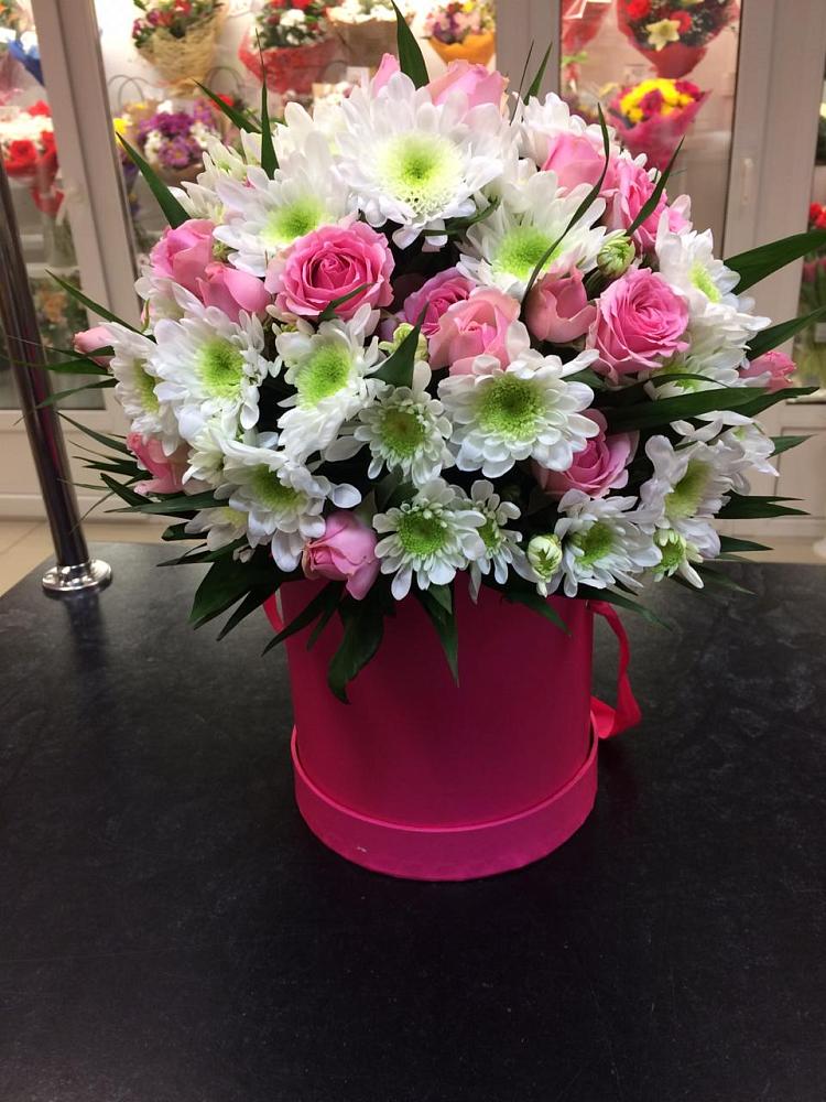 Цветочная композиция из Розы и Хризантемы в шляпной коробке в Уренгое