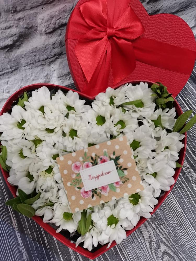 Цветочная композиция из Хризантемы в виде сердца в Уренгое