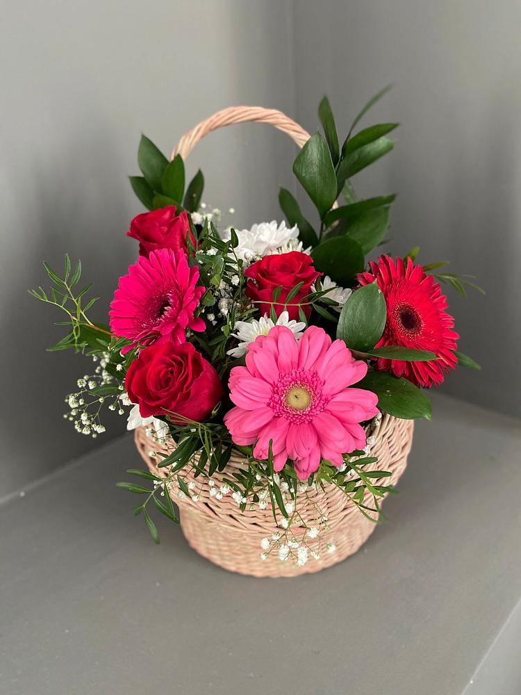 Цветочная композиция из Розы, Хризантемы и Герберы в корзине в Уренгое