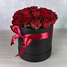 Цветочная композиция из Розы в шляпной коробке в Уренгое