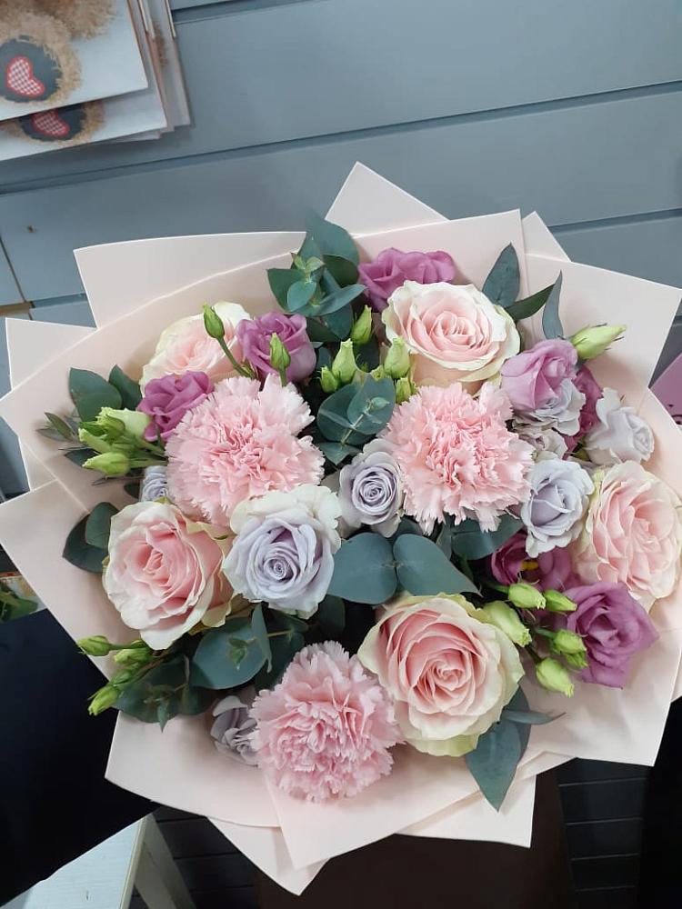 Букет цветов из: Розы, Гвоздики и Лизиантусы в Уренгое