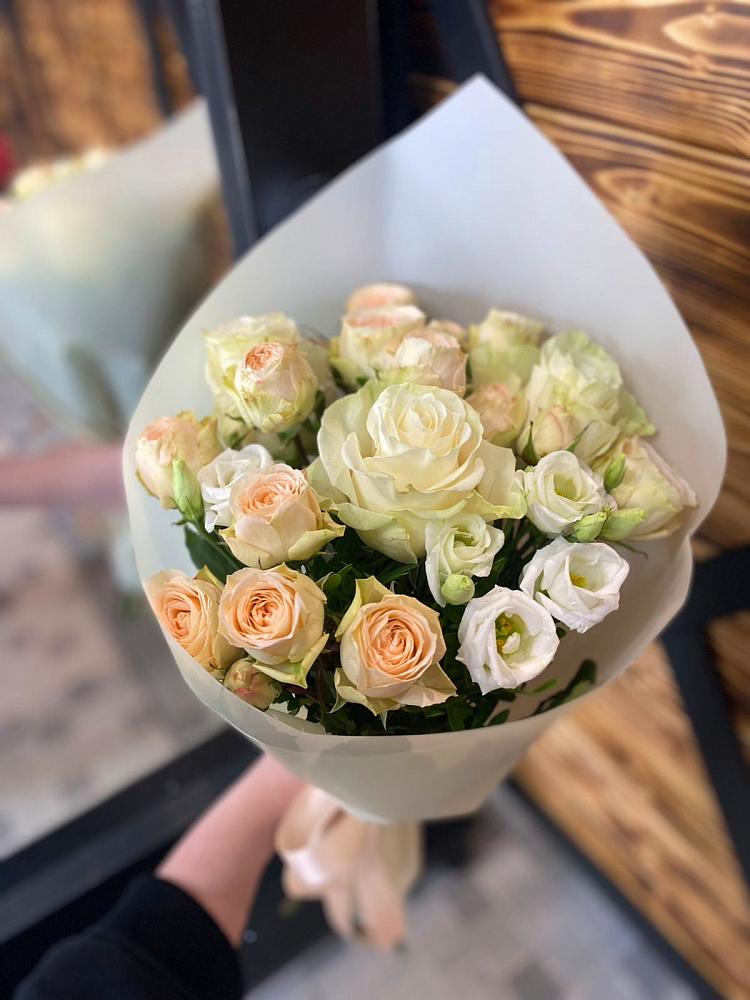 Букет цветов из: Розы и Лизиантусы в Уренгое